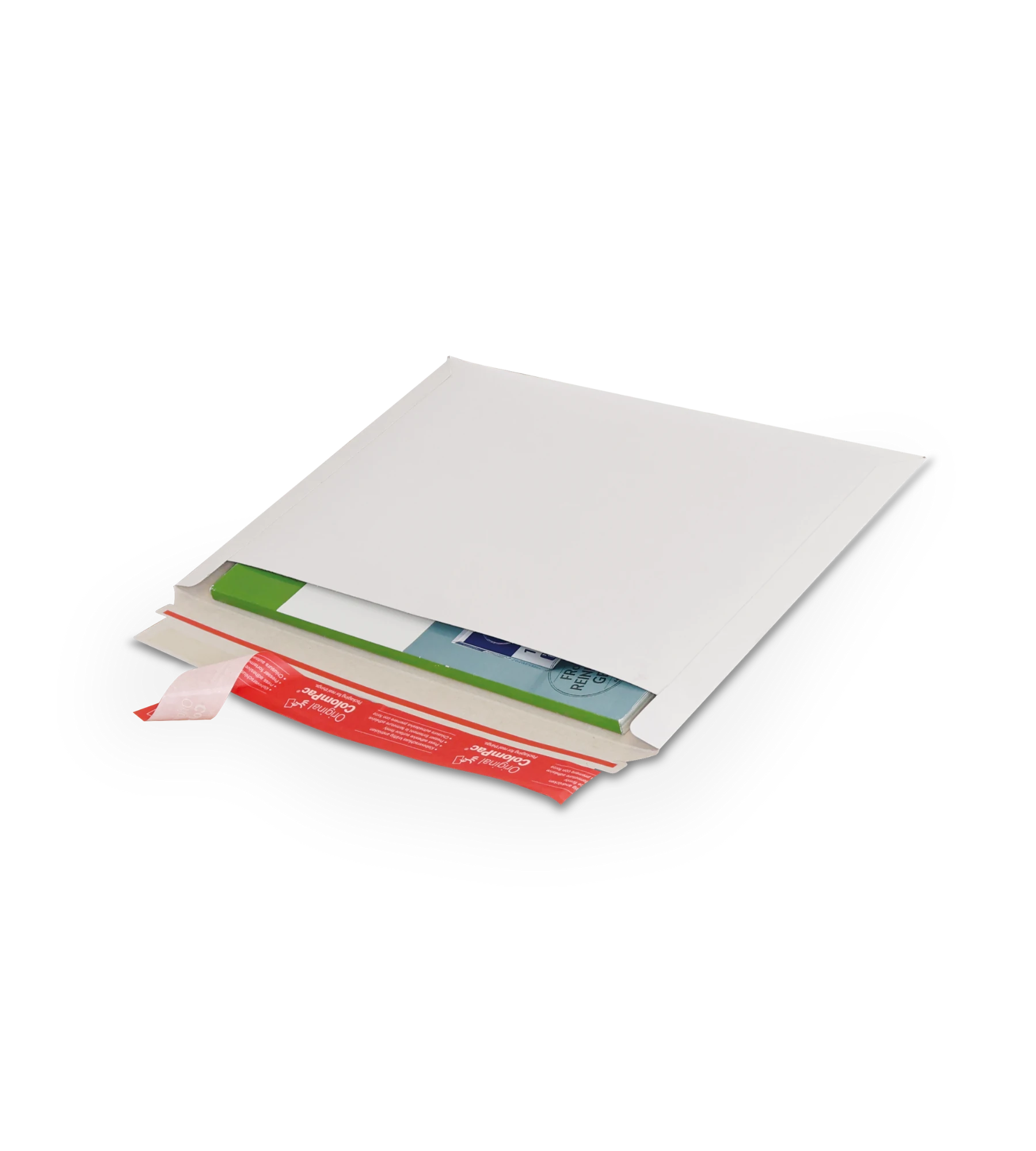 Weiße Versandtasche mit roten ColomPac-Selbstklebeverschluss an der Verschlusslasche. Aus dem Umschlag ragen mehrere Papiermaterialien, darunter ein grün-blaues Heft oder eine Broschüre.