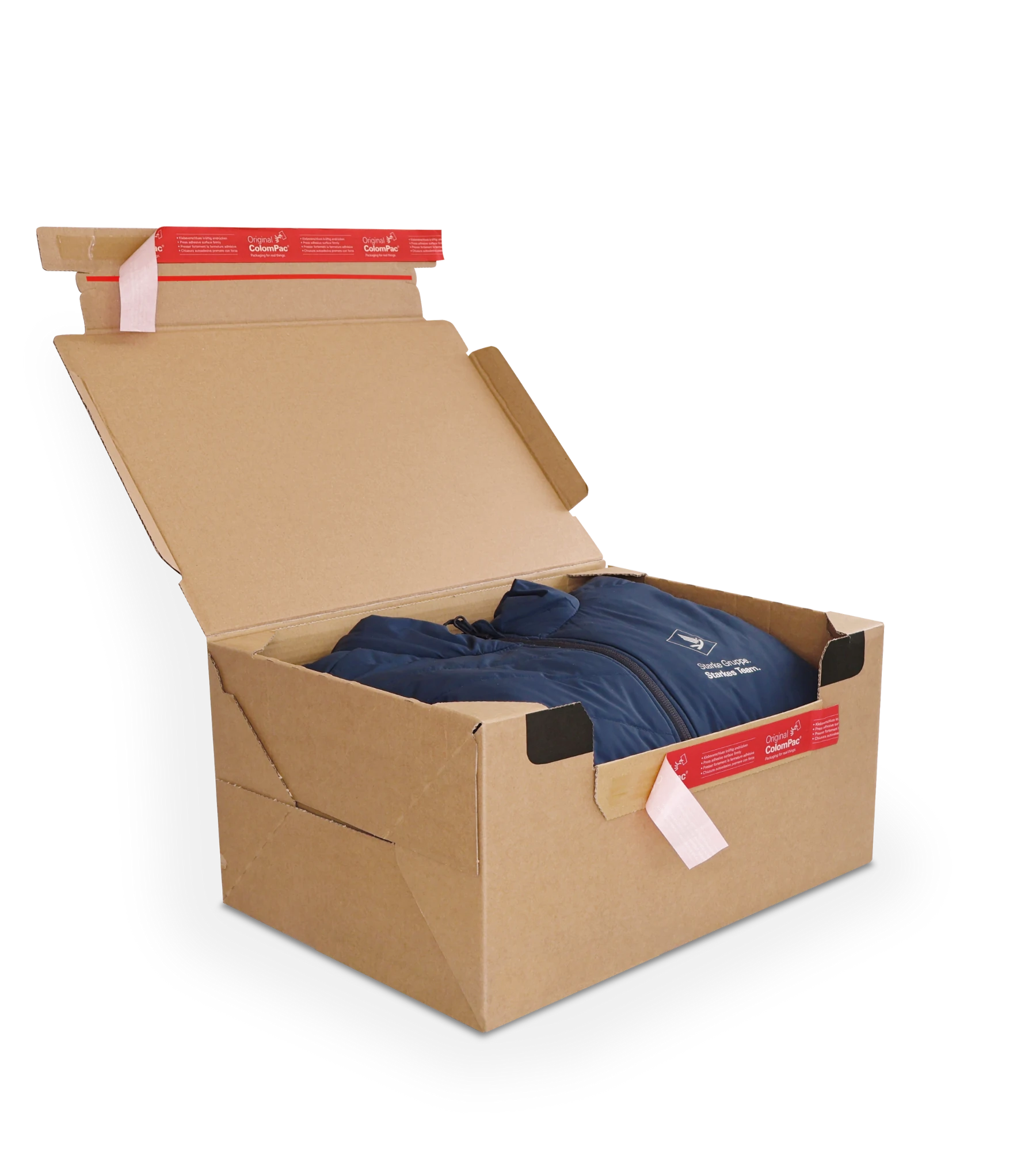 Geöffneter Versandkarton aus Wellpappe mit einer ordentlich gefalteten blauen Jacke im Inneren. Die Klappen des Kartons mit roten ColomPac-Selbstklebeverschluss. Auf der Jacke ist ein Logo oder Schriftzug sichtbar.