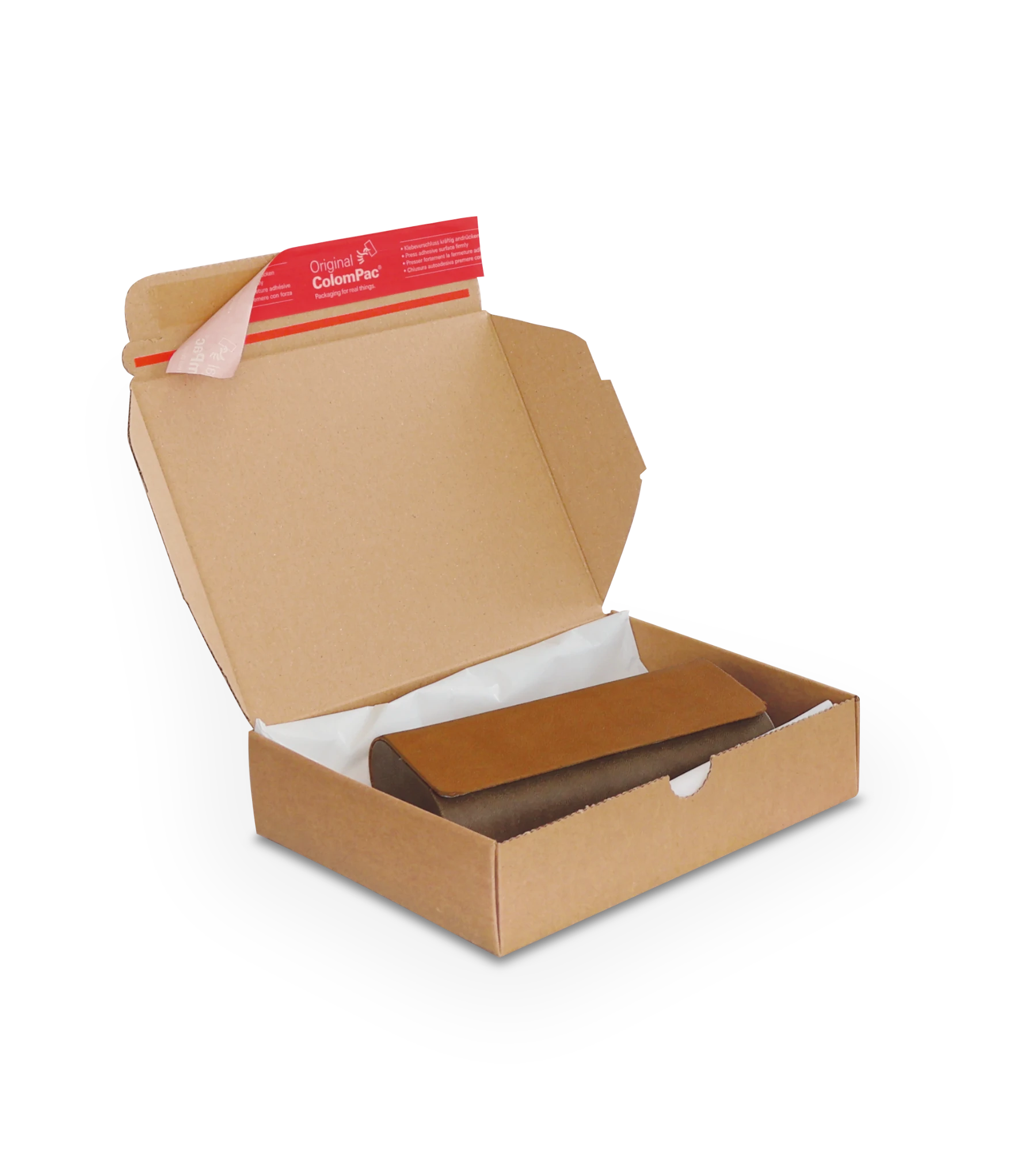 Geöffneter Versandkarton aus Wellpappe aus Wellpappe mit einem kleineren, rechteckigen Paket darin, das in braunes Papier eingewickelt ist. Auf der inneren Lasche des Kartons roter ColomPac-Selbstklebeverschluss.