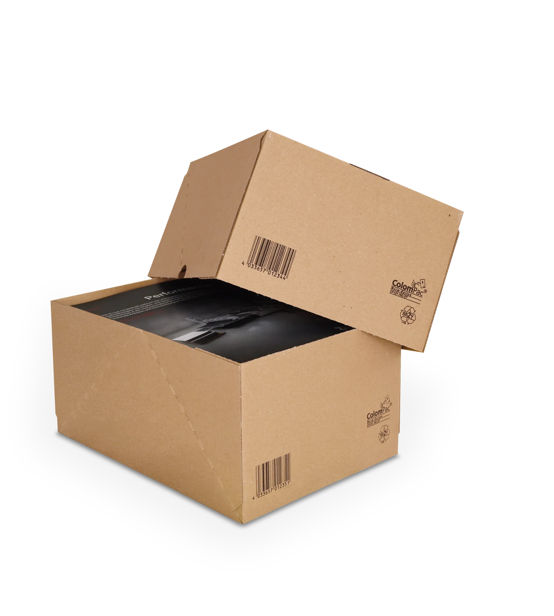 Ein teilweise geöffneter Versandkarton mit Deckel. Im geöffneten Karton ist ein schwarzer Gegenstand zu erkennen.