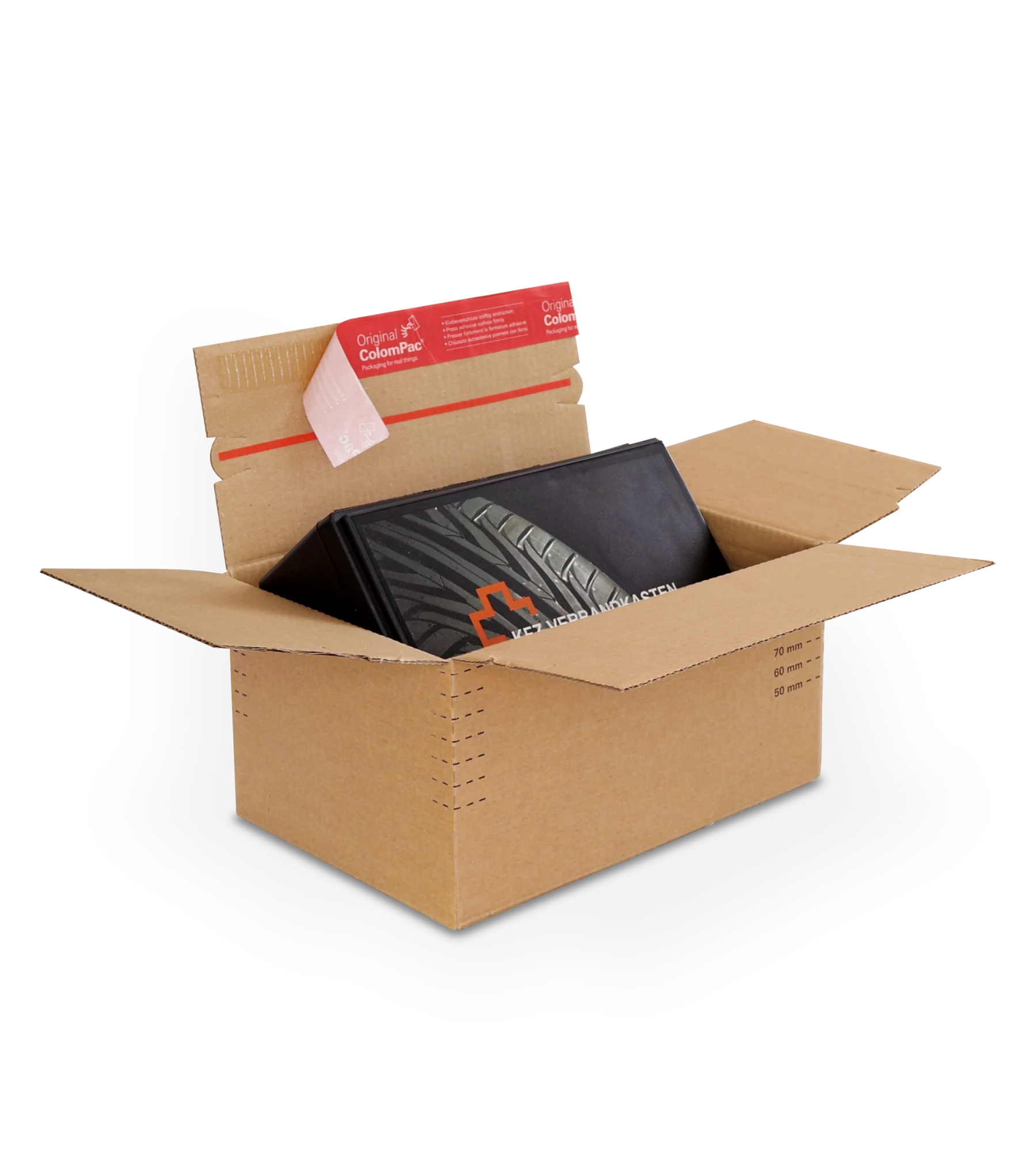 Geöffneter Versandkarton aus Wellpappe mit einem schwarzen Artikel im Inneren- Auf der inneren Klappe des Kartons befindet sich ein roter ColomPac-Selbstklebeverschluss.