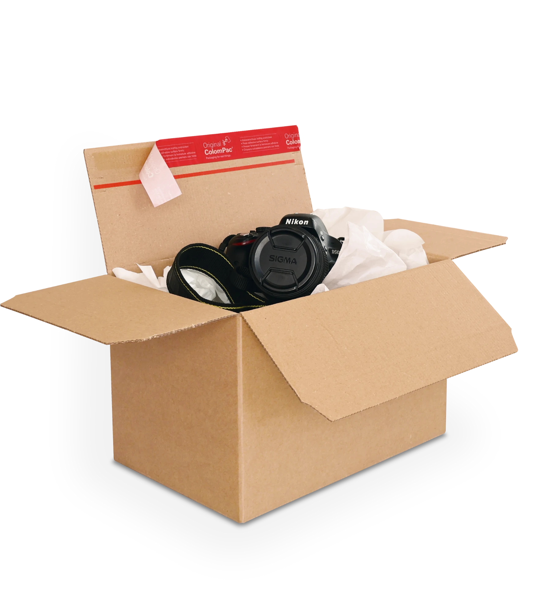 Geöffneter brauner Versandkarton aus Wellpappe mit weißem Seidenpapier zeigt eine Nikon-Kamera mit einem Sigma-Objektiv. Am inneren Deckel des Kartons befindet sich ein roter ColomPac-Selbstklebeverschluss.