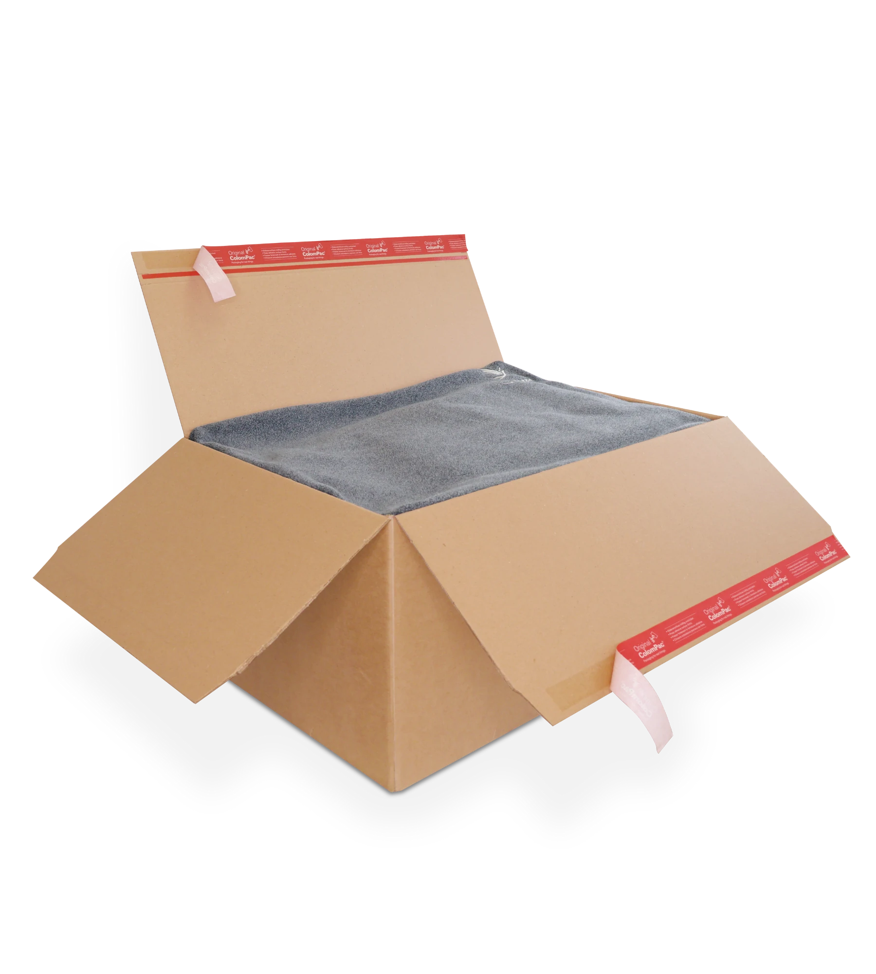 Geöffneter brauner Versandkarton aus Wellpappe mit roten Klebestreifen an den Deckelklappen.Im Inneren liegt ein ordentlich gefalteter grauer Stoffartikel.