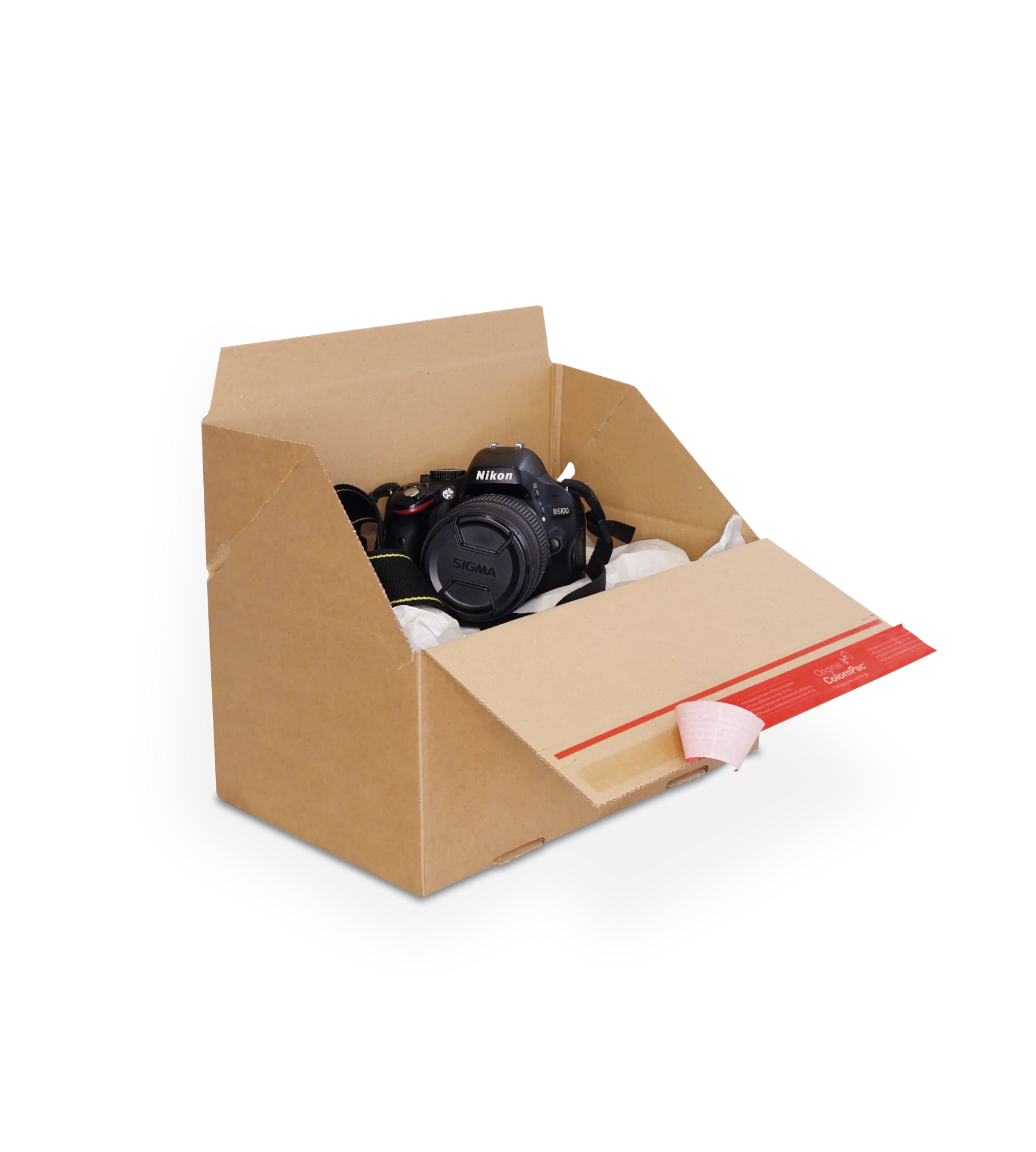 Geöffneter brauner Versandkarton aus Wellpappe mit weißem Verpackungsmaterial enthält eine Nikon-Kamera mit angesetztem Objektiv. Mit ColomPac-Selbstklebeverschluss an den Deckelklappen.