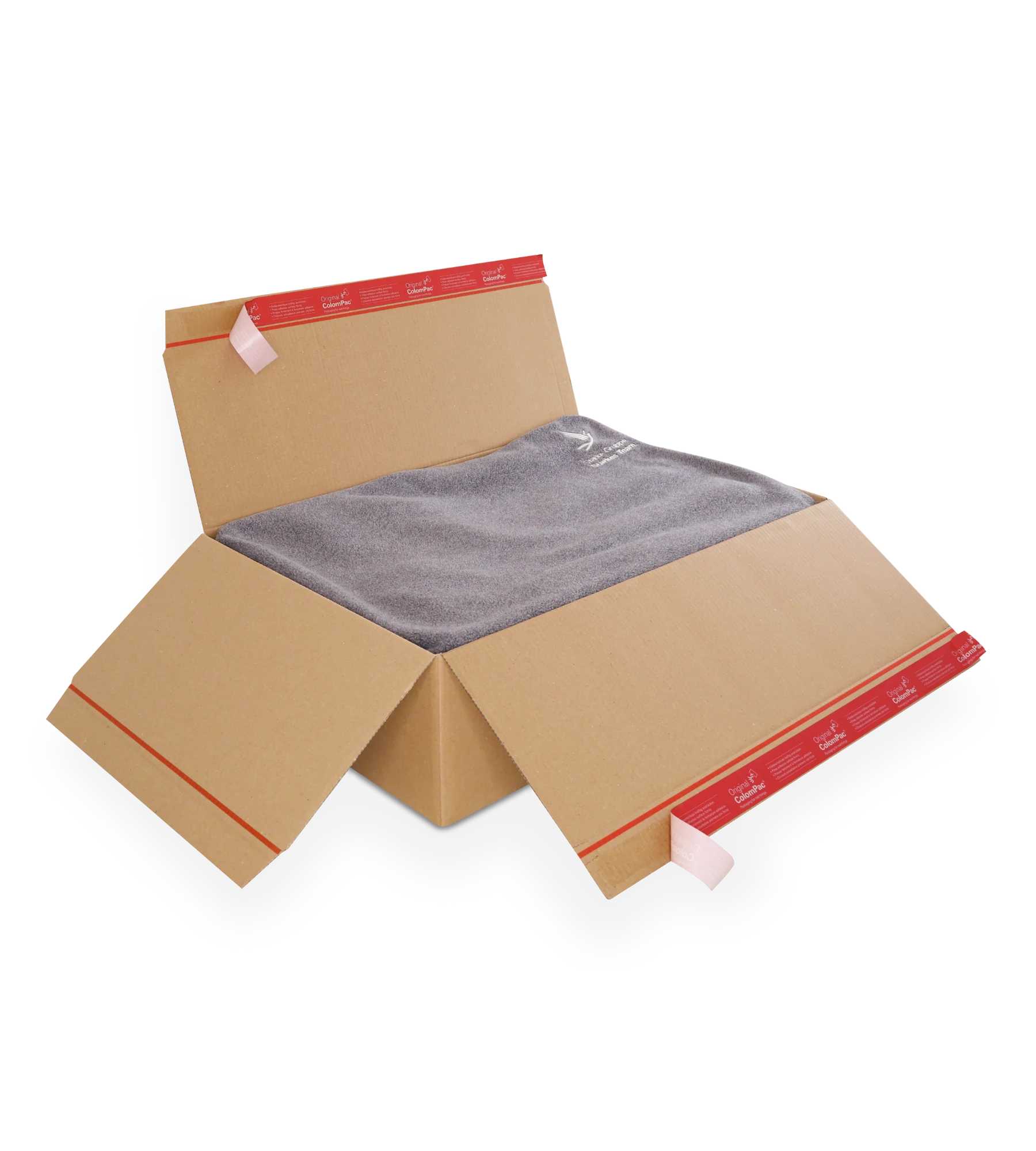 Geöffneter Versandkarton aus Wellpappe mit roten ColomPac-Selbstklebeverschluss auf den Deckelklappen enthält einen grauen Stoffartikel, möglicherweise eine Decke oder ein Kleidungsstück.