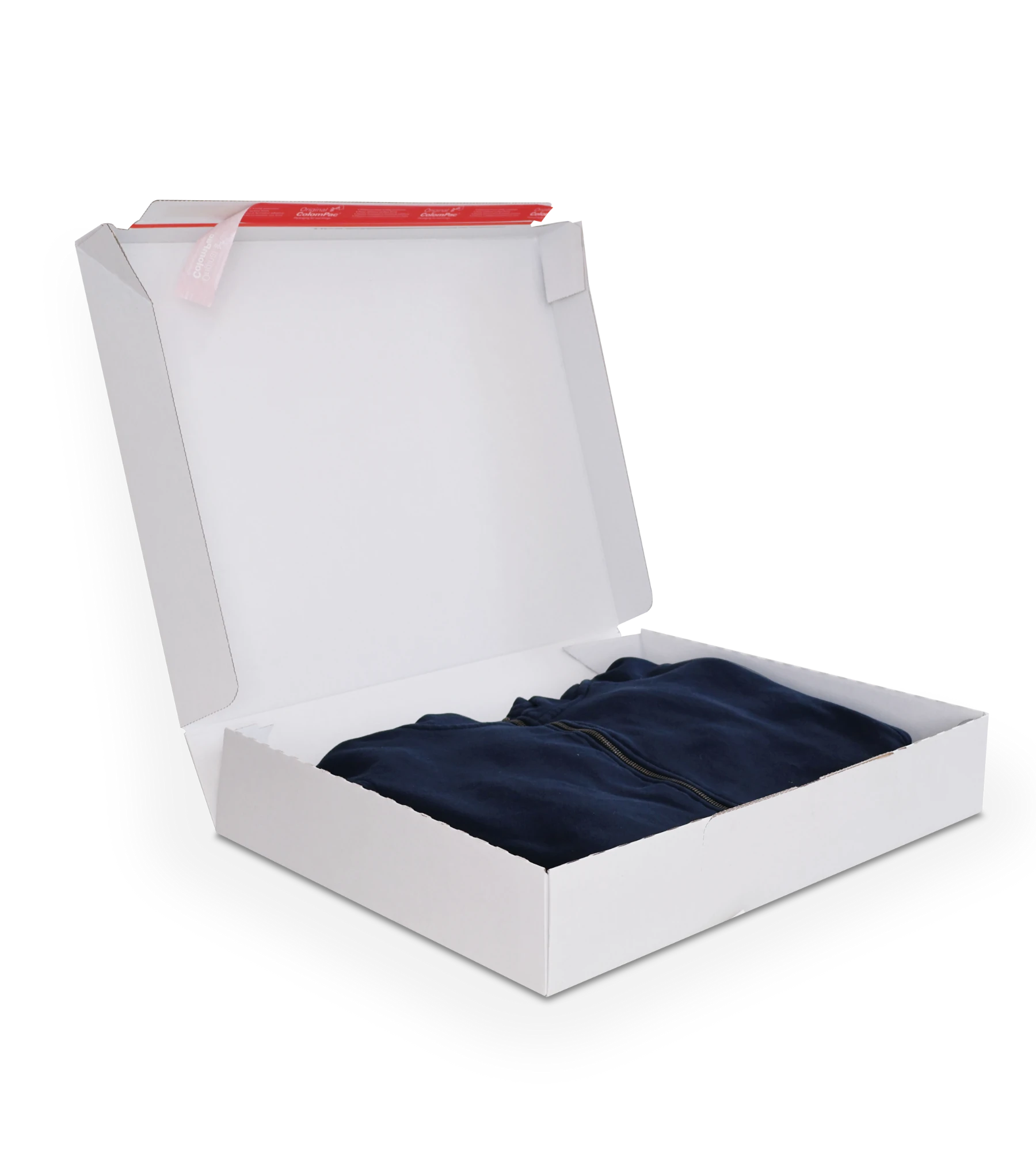 Geöffneter weißer Versandkarton mit roten ColomPac-Selbstklebeverschluss auf der Innenseite des Deckels. Enthält ein ordentlich gefaltetes dunkelblaues Kleidungsstück, möglicherweise ein Hoodie oder eine Jacke.