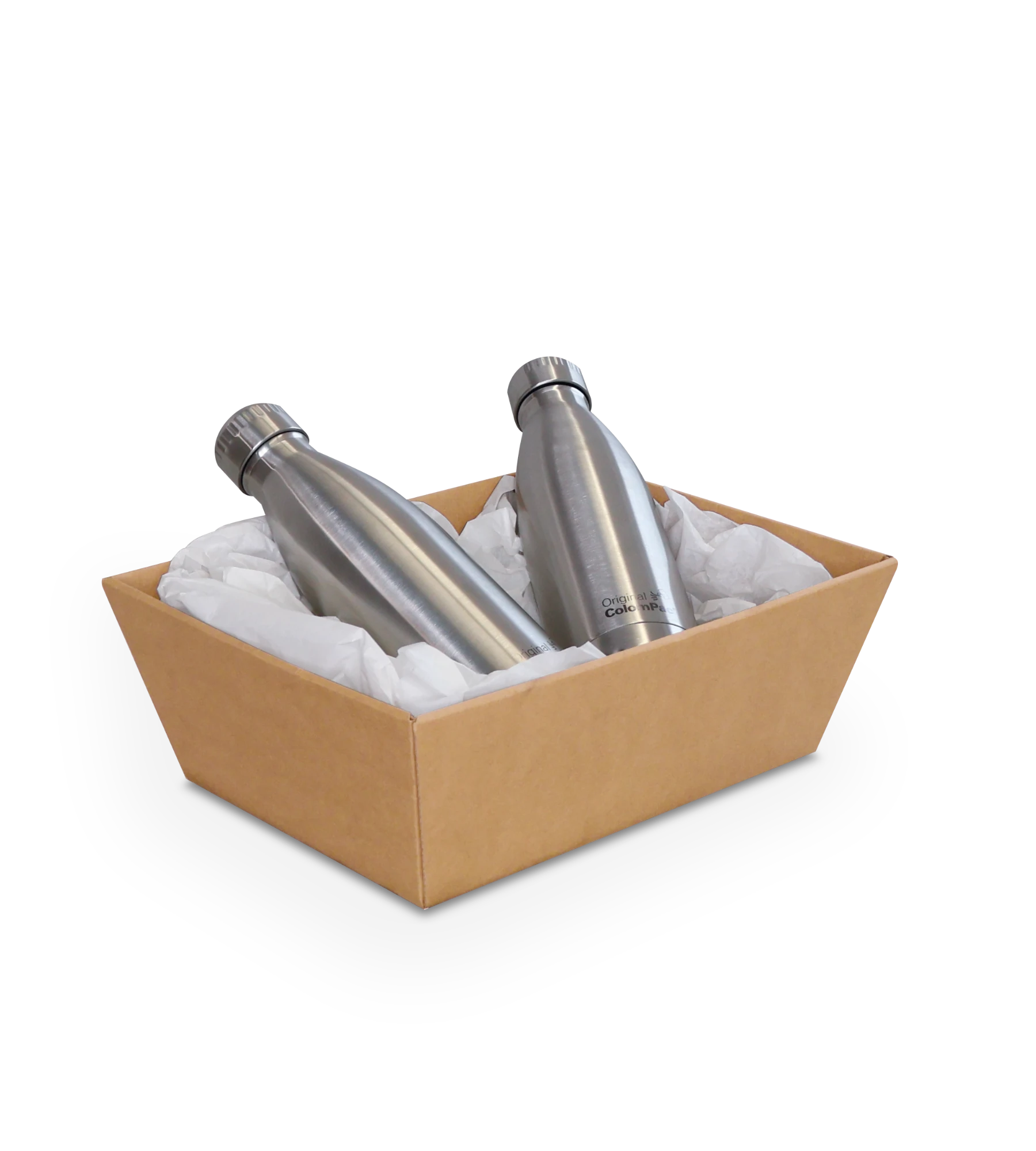 Brauner Korb aus Wellpappe mit weißem Seidenpapier enthält zwei Edelstahl-Trinkflaschen, die nebeneinander liegen.