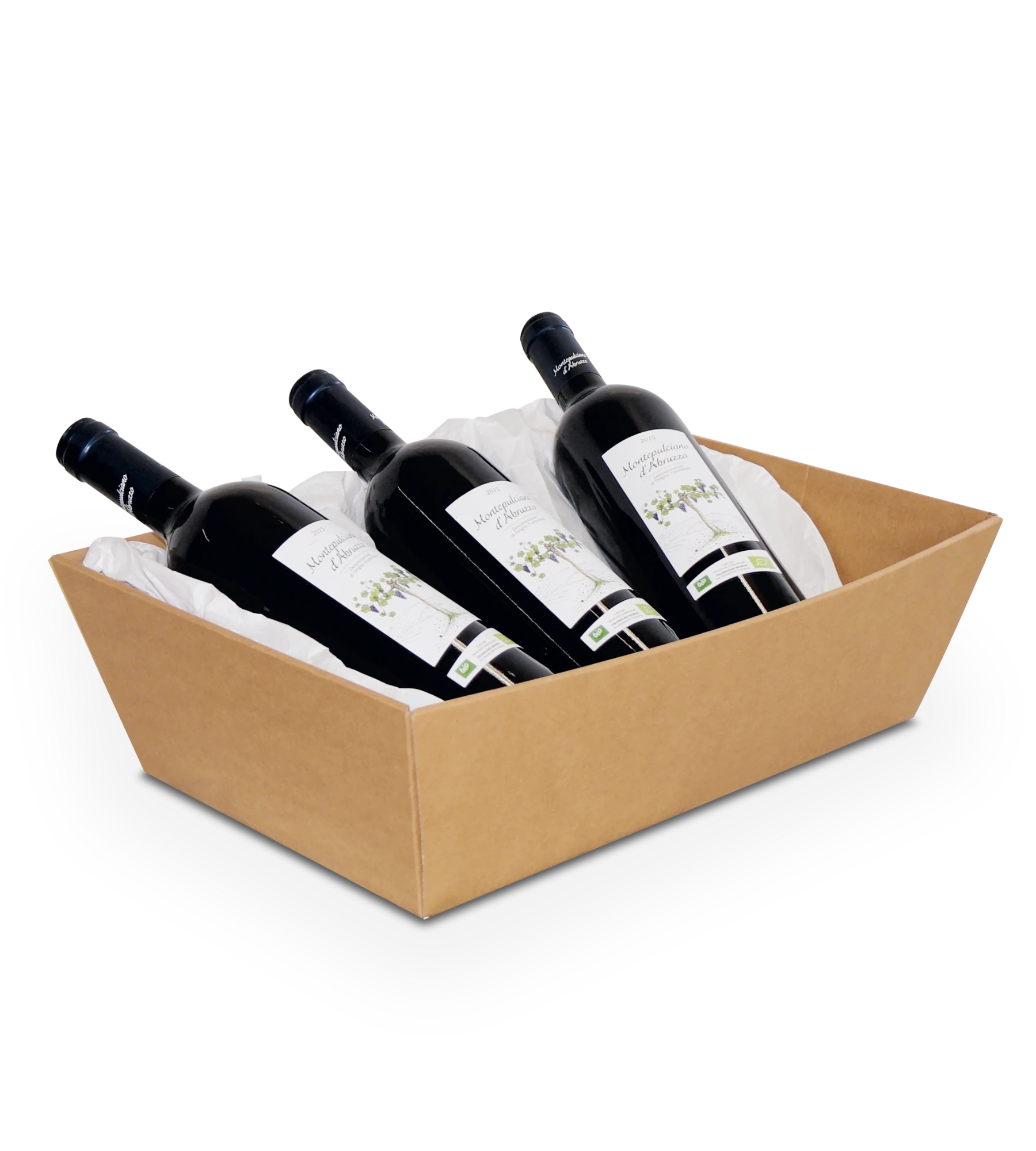 Brauner Korb aus Wellpappe mit weißem Seidenpapier enthält drei Weinflaschen, die leicht geneigt nebeneinander liegen. Jede Flasche trägt ein Etikett mit Text und einer Illustration von Trauben.