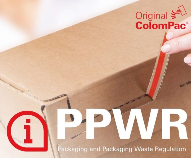 Hand zieht den Selbstklebestreifen einer ColomPac‑Versandverpackung ab; im Vordergrund steht der Schriftzug ‘PPWR – Packaging and Packaging Waste Regulation’.