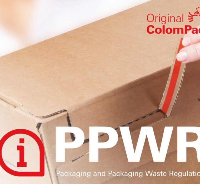 Hand zieht den Selbstklebestreifen einer ColomPac‑Versandverpackung ab; im Vordergrund steht der Schriftzug ‘PPWR – Packaging and Packaging Waste Regulation’.