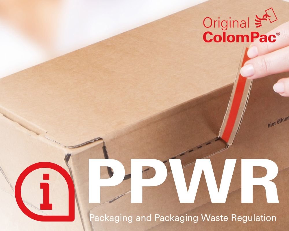 Hand zieht den Selbstklebestreifen einer ColomPac‑Versandverpackung ab; im Vordergrund steht der Schriftzug ‘PPWR – Packaging and Packaging Waste Regulation’.