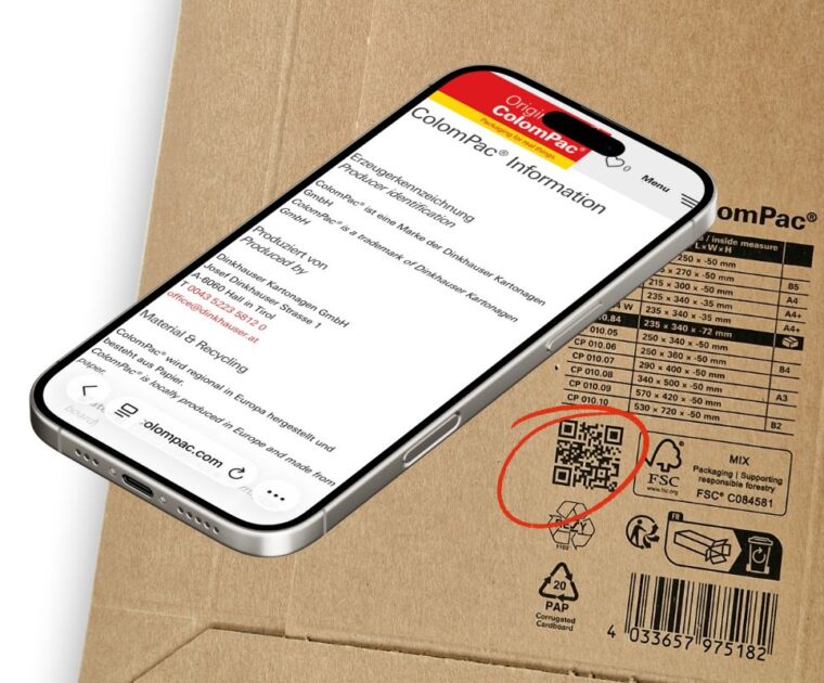 Smartphone mit geöffneter Webseite wird über einen QR-Code auf einer braunen Kartonverpackung gehalten.