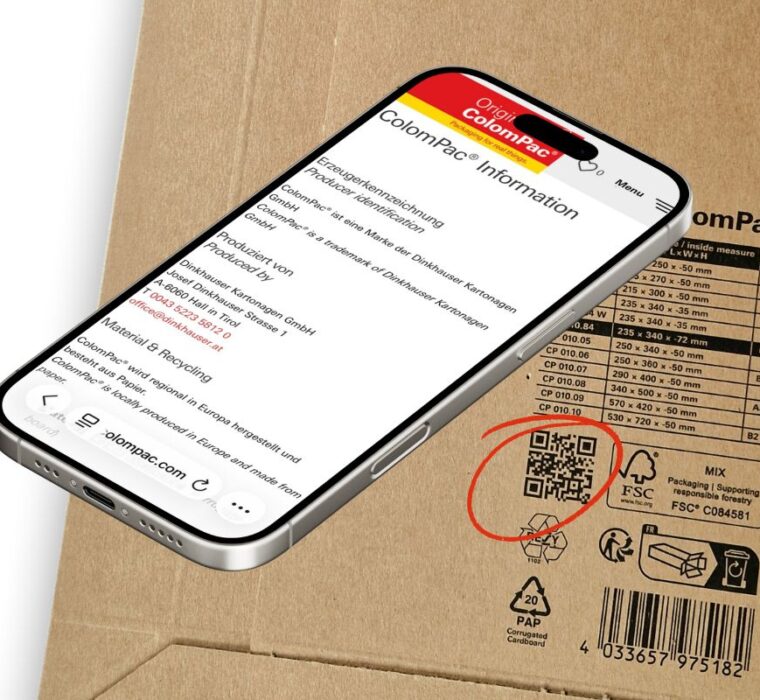 Smartphone mit geöffneter Webseite wird über einen QR-Code auf einer braunen Kartonverpackung gehalten.