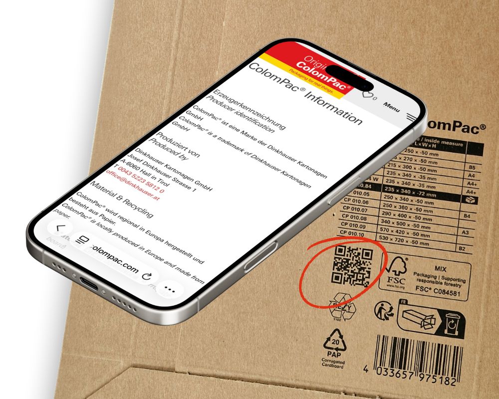 Smartphone mit geöffneter Webseite wird über einen QR-Code auf einer braunen Kartonverpackung gehalten.